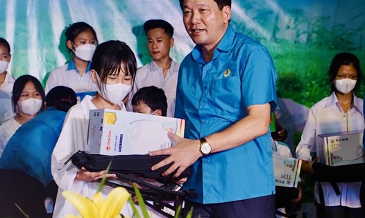 Trao hơn 150  suất quà cho con công nhân, lao động có hoàn cảnh khó khăn tại Khu công nghiệp Bắc Vinh. Ảnh: Quỳnh Trang