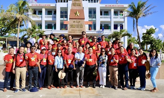 Đoàn kiều bào thăm đảo Song Tử Tây, tháng 5.2022. Ảnh: Ủy ban Nhà nước về người Việt Nam ở nước ngoài