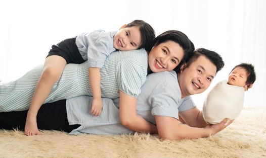 Gia đình hạnh phúc của Lê Khánh. Ảnh: NSCC.