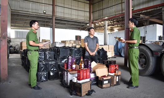 Lực lương chức năng Công an tỉnh Ninh Bình kiểm tra, bắt giữ hơn 1.200 chai rượu ngoại không rõ nguồn gốc, xuất xứ. Ảnh: NT