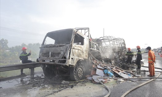 Hiện trường xe tải bị cháy rụi trên cao tốc TPHCM - Trung Lương. Ảnh: An Long