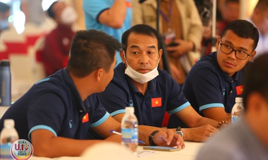 Huấn luyện viên Đinh Thế Nam cùng các thành viên ban huấn luyện U19 Việt Nam tham dự buổi họp báo. Ảnh: BTN