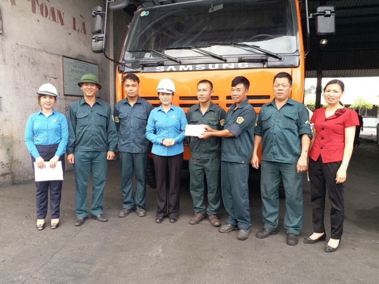 Công đoàn trao tặng quà động viên công nhân tại phân xưởng sản xuất. Ảnh: Phạm Đông