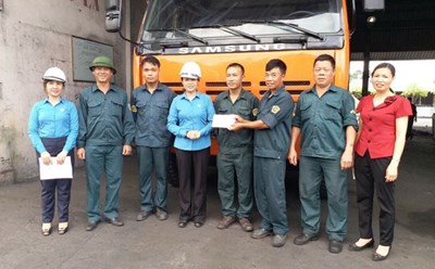 Công đoàn trao tặng quà động viên công nhân tại phân xưởng sản xuất. Ảnh: Phạm Đông