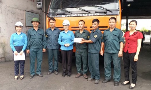 Công đoàn trao tặng quà động viên công nhân tại phân xưởng sản xuất. Ảnh: Phạm Đông