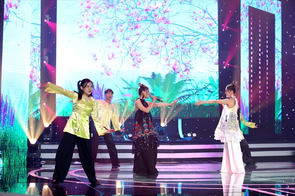 Phượng Vũ, Hồng Gấm lần đầu nhảy tango tại chương trình. Ảnh: NSX