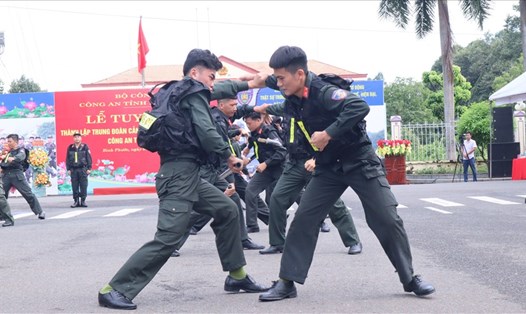 Thành lập Trung đoàn Cảnh sát Cơ động dự bị chiến đấu ở Bình Phước. Ảnh: D.Hinh