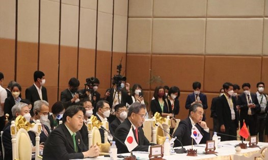 Từ trái qua hàng đầu: Bộ trưởng Ngoại giao Nhật Bản, Hàn Quốc và Trung Quốc dự Hội nghị Bộ trưởng Ngoại giao ASEAN+3. Ảnh: BNG