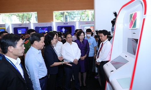 Thủ tướng Chính phủ Phạm Minh Chính thăm gian hàng của Agribank tại sự kiện “Ngày chuyển đổi số Ngành Ngân hàng”