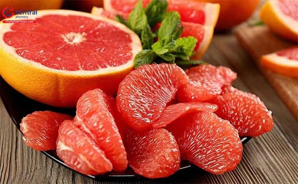 Tinh dầu bưởi có tác dụng làm mờ tàn nhang, đẹp da. Ảnh: Từ Ân