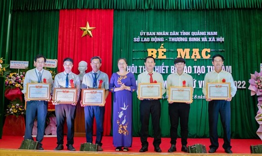 Lãnh đạo Sở LĐTBXH tỉnh Quảng Nam trao thưởng 2 nhóm tác giả đoạt giải nhất hội thi. Ảnh: D.L