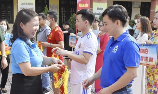 Chủ tịch Liên đoàn Lao động quận Hai Bà Trưng Nguyễn Thị Kim Dung tặng cờ lưu niệm các đội tham gia Ngày hội thể thao. Ảnh: CĐQ