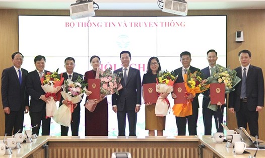Bộ trưởng Nguyễn Mạnh Hùng, Thứ trưởng Phạm Anh Tuấn và Thứ trưởng Nguyễn Huy Dũng chúc mừng các cán bộ được bổ nhiệm