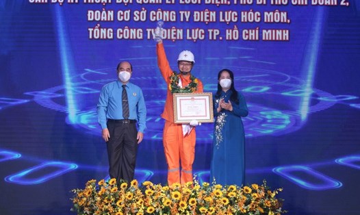 Kỹ sư Huỳnh Ngọc Hoàng, 1 trong 10 cá nhân đạt giải Tôn Đức Thắng, trong dịp nhận danh hiệu “Công dân trẻ tiêu biểu TPHCM năm 2021”. Ảnh: EVNHCMC