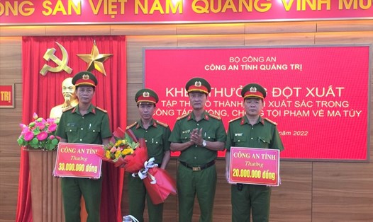 Đại tá Trần Xuân Vĩnh, Phó Giám đốc Công an tỉnh Quảng Trị trao thưởng cho Phòng Cảnh sát điều tra tội phạm về ma túy. Ảnh: Trần Khôi