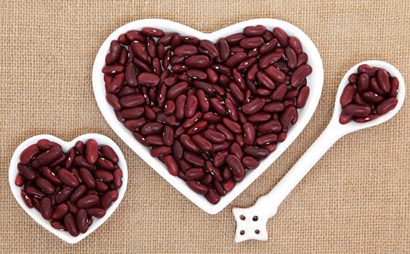 Vì sao vào ngày Thất tịch giới trẻ đổ xô đi ăn đậu đỏ? Ảnh: Xinhua