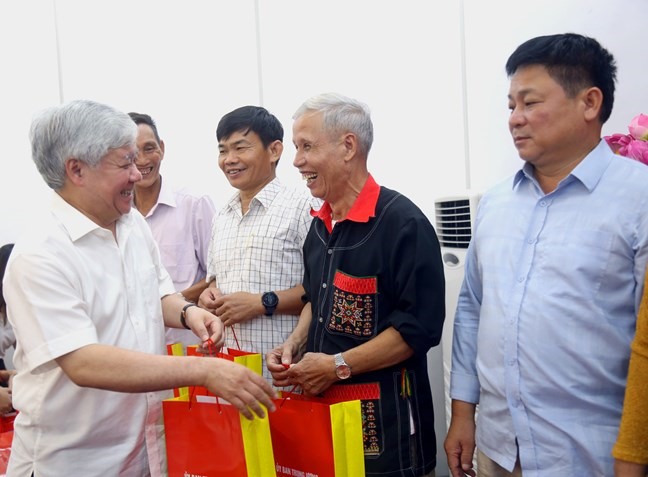 Chủ tịch Ủy ban Trung ương MTTQ Việt Nam Đỗ Văn Chiến tặng quà đại biểu tham dự buổi gặp mặt. Ảnh: Phạm Đông