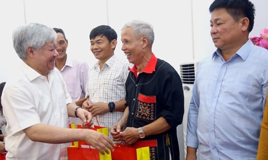 Chủ tịch Ủy ban Trung ương MTTQ Việt Nam Đỗ Văn Chiến tặng quà đại biểu tham dự buổi gặp mặt. Ảnh: Phạm Đông