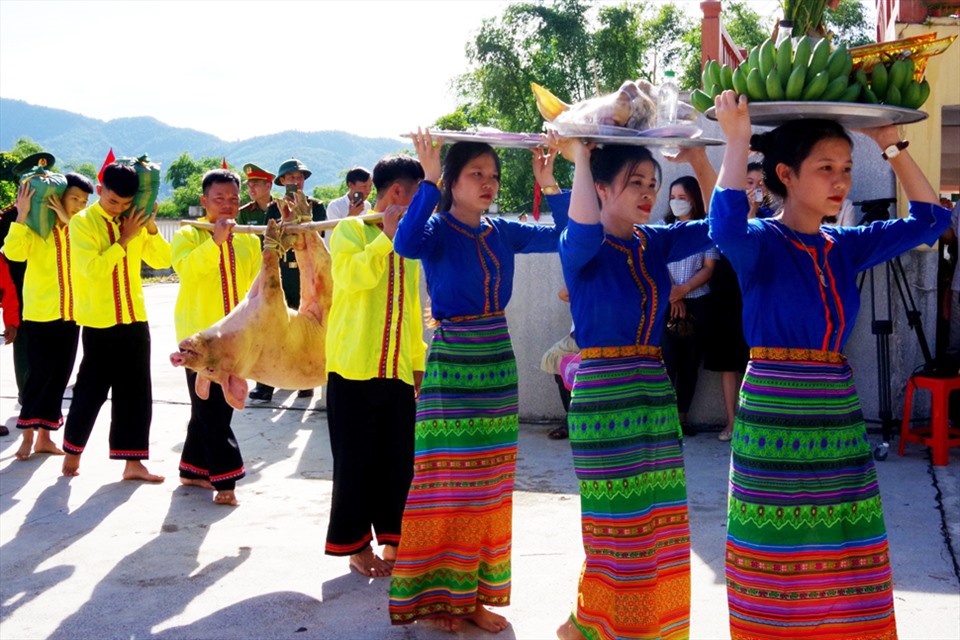 Dâng lễ vật để cúng Tết Lấp lỗ. Ảnh: TT.