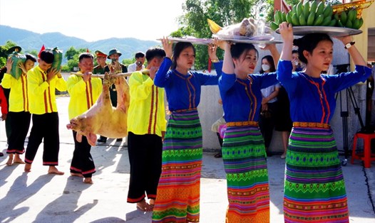 Dâng lễ vật để cúng Tết Lấp lỗ. Ảnh: TT.