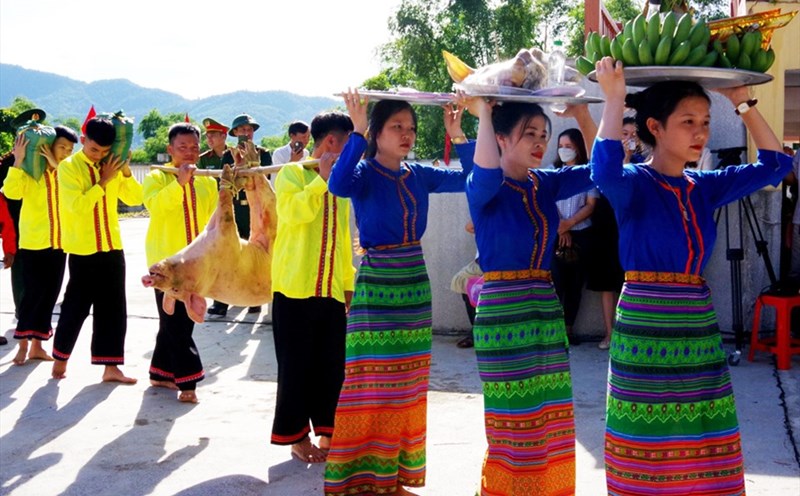 Dâng lễ vật để cúng Tết Lấp lỗ. Ảnh: TT.