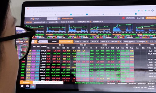 Thị trường chứng khoán với VN-Index đứng trước khả năng điều chỉnh trong phiên cuối tuần ngày 5.8. Ảnh minh họa: Thế Lâm.