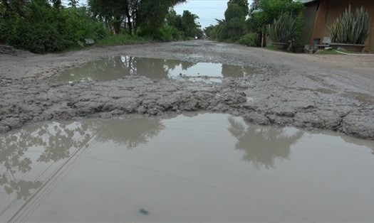 Đường Bạch Đằng ở thành phố Sóc Trăng hư hỏng nặng.