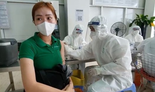 Y bác sĩ tiêm vaccine COVID-19 cho công nhân Công ty TNHH Changshin Việt Nam. Ảnh: Hà Anh Chiến