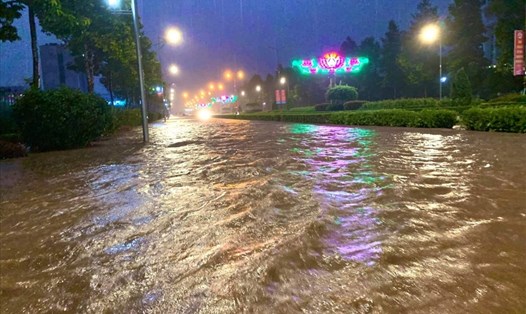 Nhiều tuyến phố  ở TP Lào Cai ngập chìm trong nước sau cơn mưa lớn. Ảnh: V.Đ.