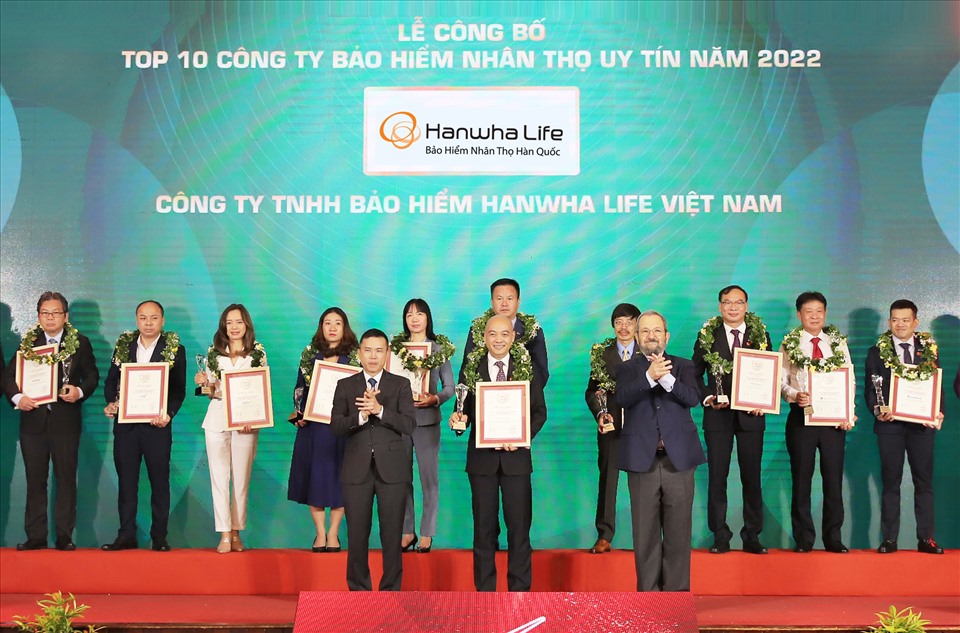 Hanwha Life Việt Nam nhận danh hiệu “Top 10 Công ty Bảo hiểm uy tín năm 2022”.