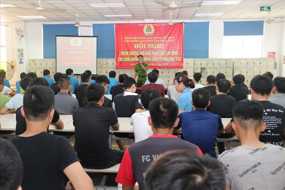 Cán bộ công đoàn tỉnh Nam Định tuyên truyền pháp luật tới CNLĐ. Ảnh: CĐNĐ