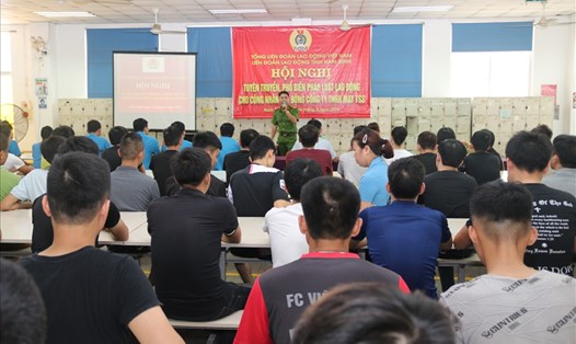 Cán bộ công đoàn tỉnh Nam Định tuyên truyền pháp luật tới CNLĐ. Ảnh: CĐNĐ