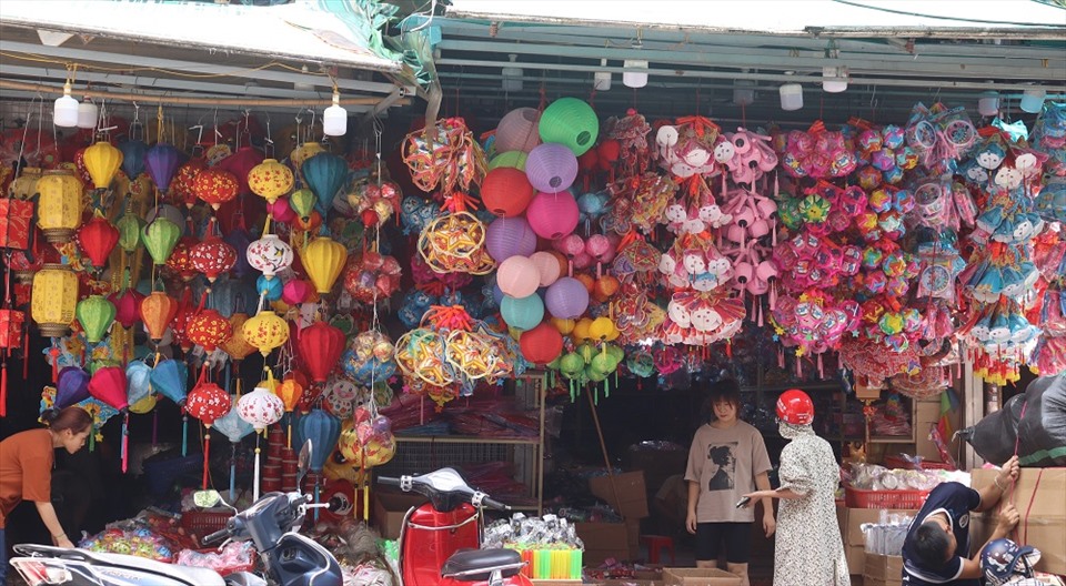 Dù sắp đến lễ Vu Lan, nhưng khung cảnh vắng vẻ, ảm đạm vẫn bao trùm phố Hàng Mã những ngày này. Ảnh: Hoa Lệ