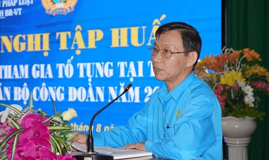 Ông Nguyễn Châu Trinh - Phó Chủ tịch LĐLĐ tỉnh phát biểu khai mạc buổi tập huấn. Ảnh: T.A