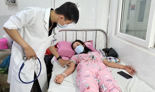 Một bệnh nhân sốt xuất huyết nằm điều trị tại bệnh viện đa khoa Vùng Tây Nguyên. Ảnh: Q.N