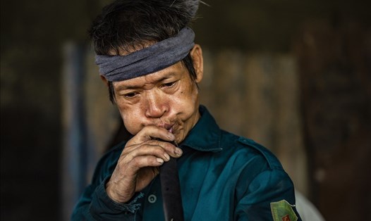 Đây là một trong số ít người ở Xối Trì (Nam Thanh, Nam Trực, Nam Định) còn giữ nghề thổi thủy tinh truyền thống. Ảnh: Vũ Mừng