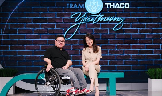 Chàng trai xương thủy tinh Vũ Ngọc Anh làm khách mời chương trình "Trạm yêu thương" số 31. Ảnh: VTV