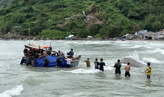 Các lực lượng chức năng hỗ trợ kéo phương tiện bị chìm vào bờ. Ảnh: BP