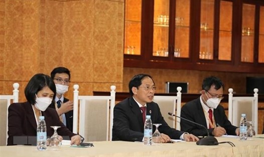 Bộ trưởng Ngoại giao Bùi Thanh Sơn (giữa) dự hội nghị tại Campuchia. Ảnh: TTXVN