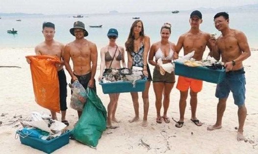 Du khách thu gom rác thải đại dương tại Cô Tô. Ảnh: Cổng thông tin Cô Tô