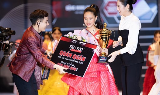 Đặng Minh Anh xuất sắc đoạt giải Quán quân cuộc thi "Siêu sao mẫu nhí Việt Nam 2022". Ảnh: BTC
