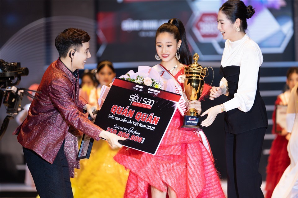 Đặng Minh Anh xuất sắc đoạt giải Quán quân cuộc thi "Siêu sao mẫu nhí Việt Nam 2022". Ảnh: BTC