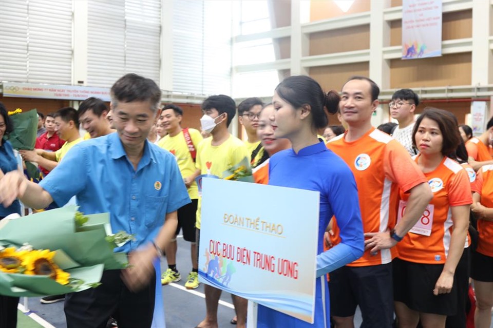 Ông Trần Văn Thuật - Phó Chủ tịch tổng Liên đoàn Lao động Việt Nam - trao Cờ lưu niệm và hoa cho các đoàn tham gia thi đấu.