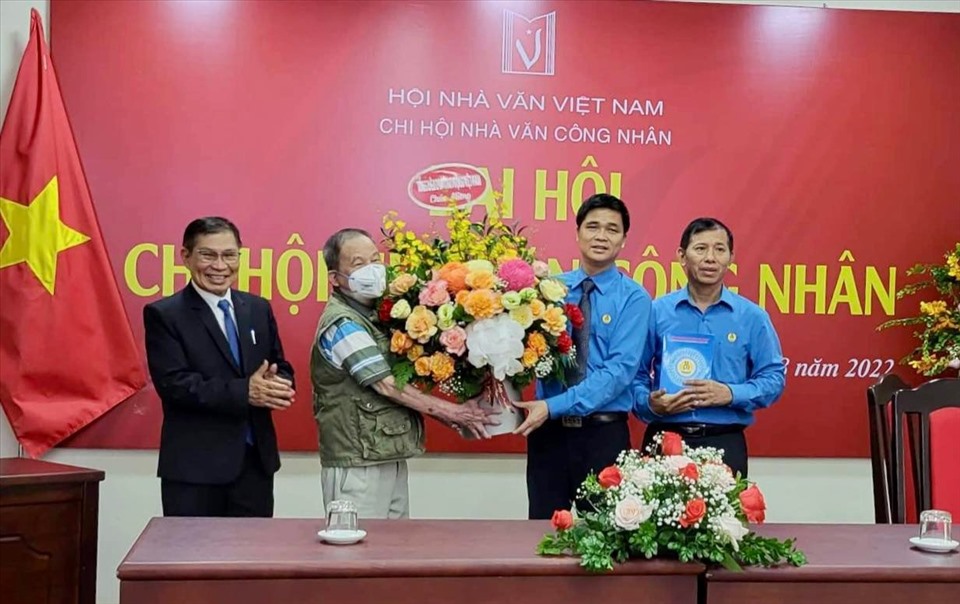 Ông Ngọ Duy Hiểu - Phó Chủ tịch Tổng Liên đoàn Lao Động Việt Nam - tặng hoa đại diện Ban chấp hành Chi hội Hội nhà văn Công nhân nhiệm kỳ 2022 và những năm tiếp theo.