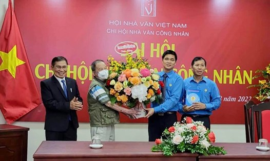 Ông Ngọ Duy Hiểu - Phó Chủ tịch Tổng Liên đoàn Lao Động Việt Nam - tặng hoa đại diện Ban chấp hành Chi hội Hội nhà văn Công nhân nhiệm kỳ 2022 và những năm tiếp theo.