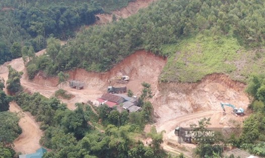 Đình chỉ hoạt động khai thác đất trái phép trong vụ đất tặc tiếp tay dự án đường trăm tỉ ở Phú Thọ.