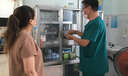 Nhân viên một trạm y tế ở TPHCM. Ảnh: Nguyễn Ly