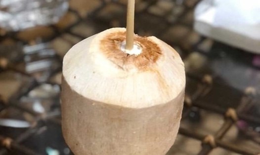 Nước dừa là đồ uống nằm trong danh sách các loại đồ uống tốt cho sức khỏe của người mắc cúm A. Ảnh: Thanh Ngọc