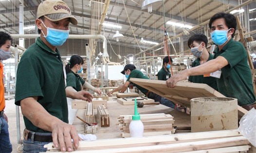Nhiều công ty sản xuất đồ gỗ đang gặp khó khăn, lao động bị cắt giảm. Ảnh: Đình Trọng
