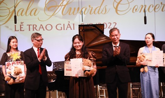 Trao giải cho các thí sinh xuất sắc tại "Piano SIU 2022". Ảnh: NSCC